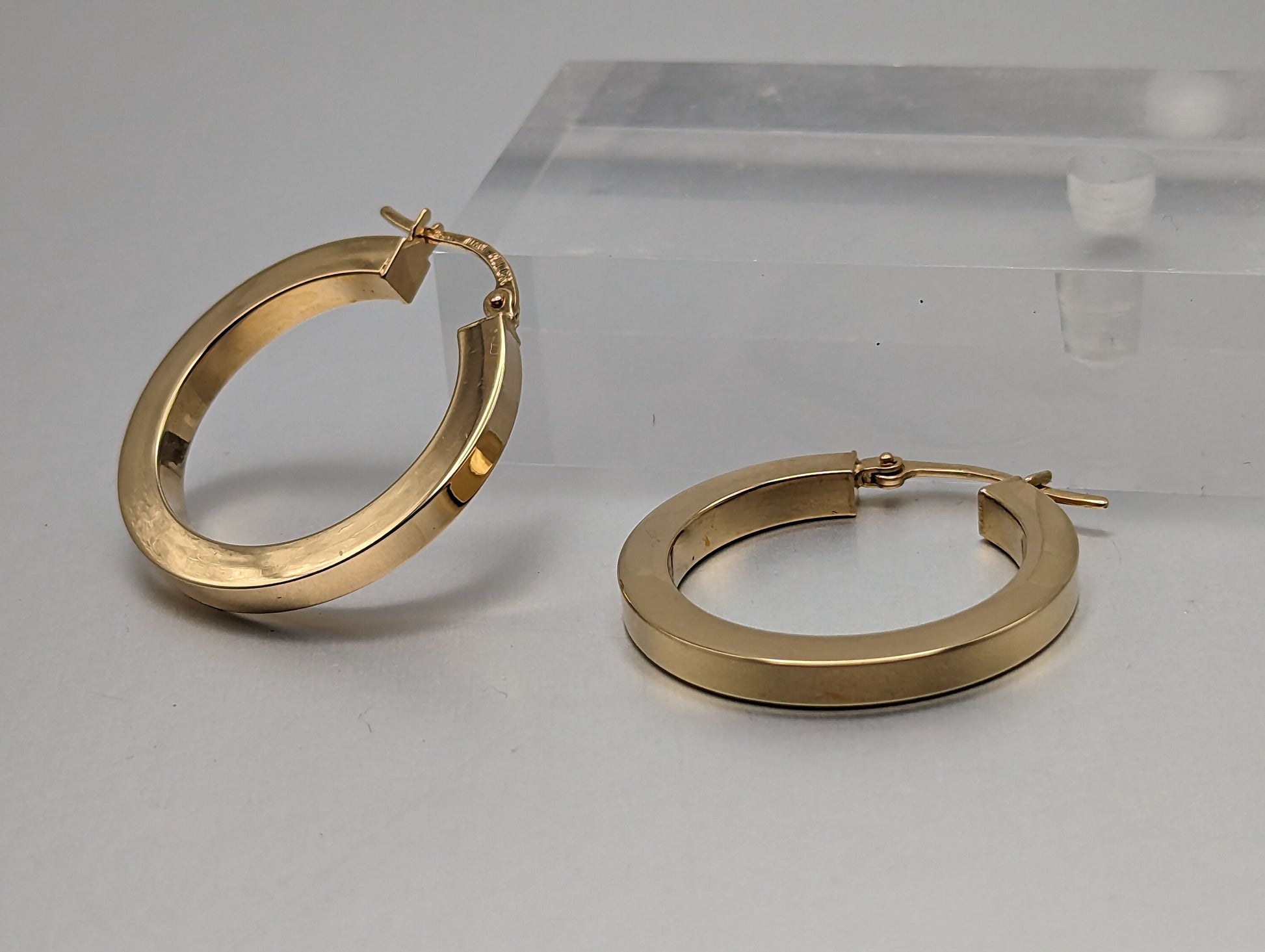 Large 18k Italy Milor Hoop Earrings. Italian Hoop Earrings. Gold Hoops. Made in Italy. 18k Classic Hoops. Twisted Gold Hoops.