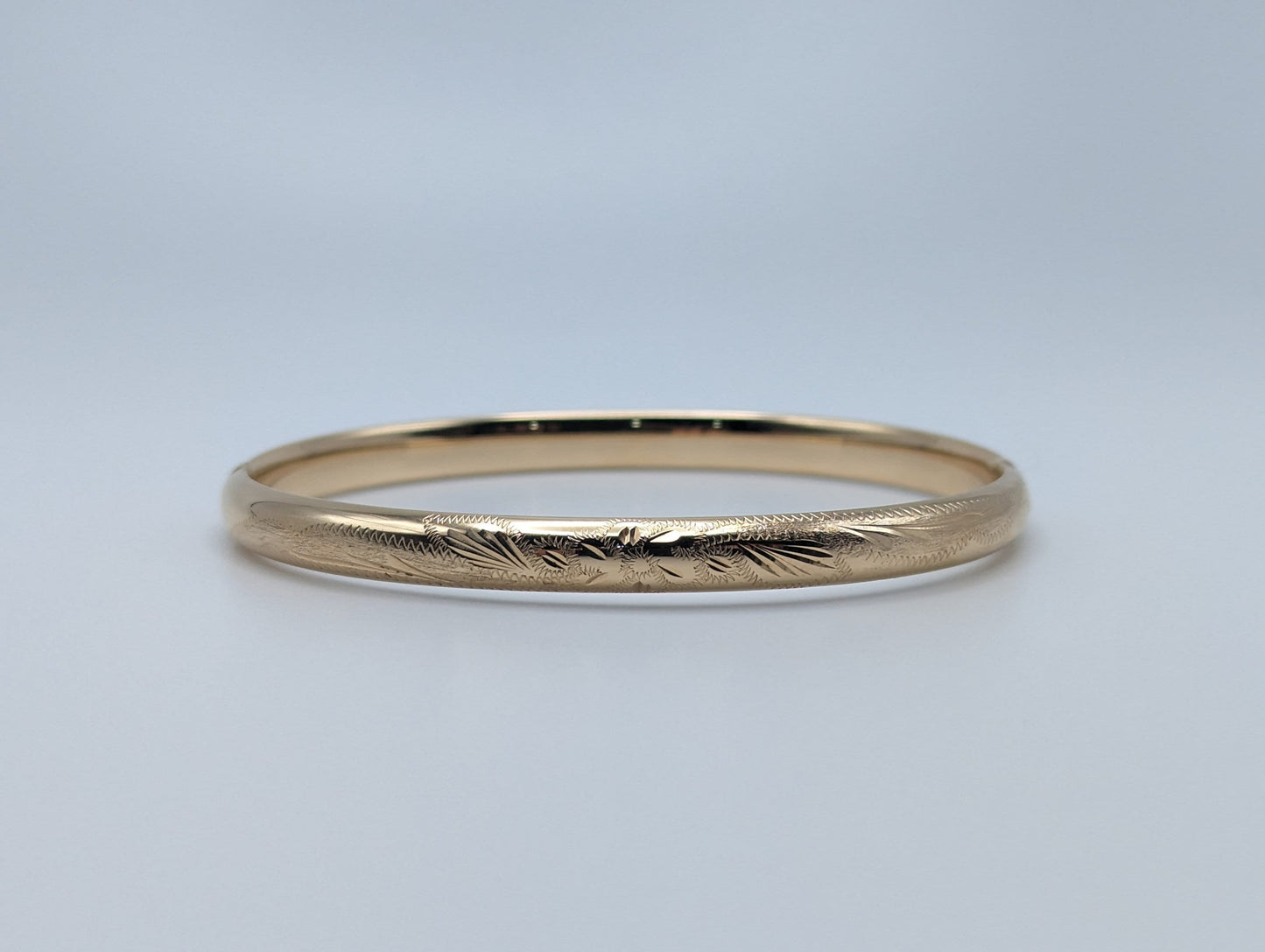 14K 8.5GR Yellow Gold 6mm Etched Floral Hinged Bangle Bracelet 9.5" 8.4g 14k Solid Gold Floral Bracelet.