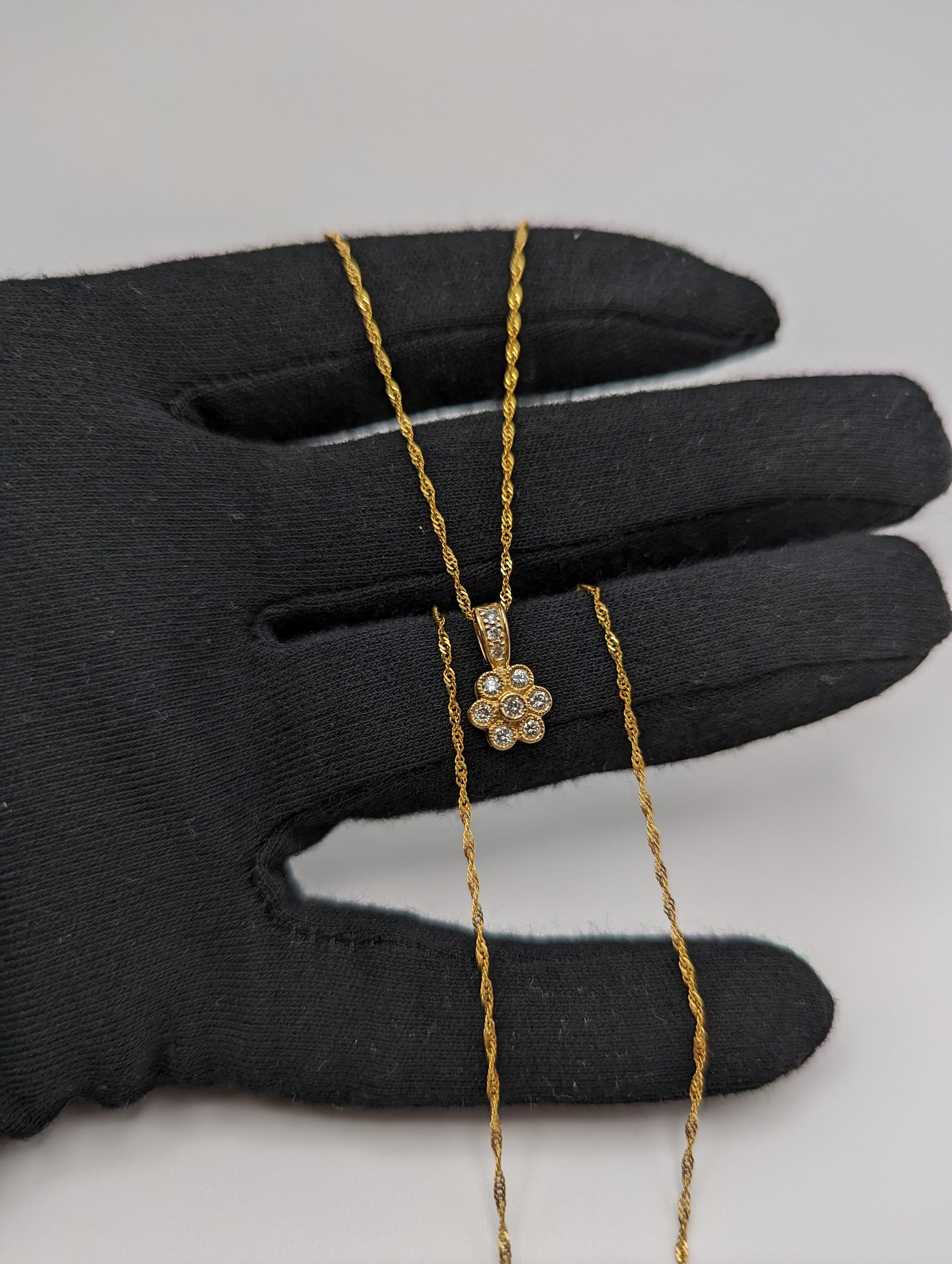 14k Flower .25ctw Diamond Pendant Necklace 18". 14k Yellow Gold Diamond Flower Chain. 14k Diamond Journey Flower Pendant.