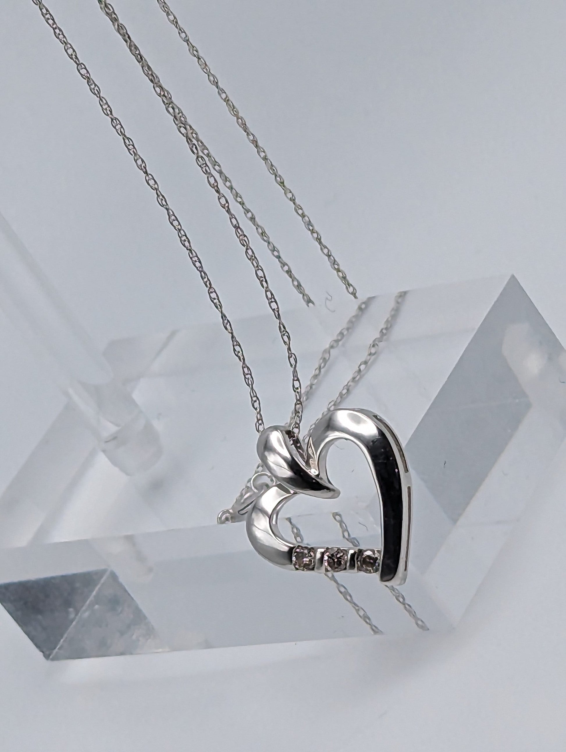 10K White Gold Diamond Heart Pendant w/Gold Chain. 10k Diamond Heart Pendant. 10k Heart Pendant. 10k Womens White Gold Heart Pendant.