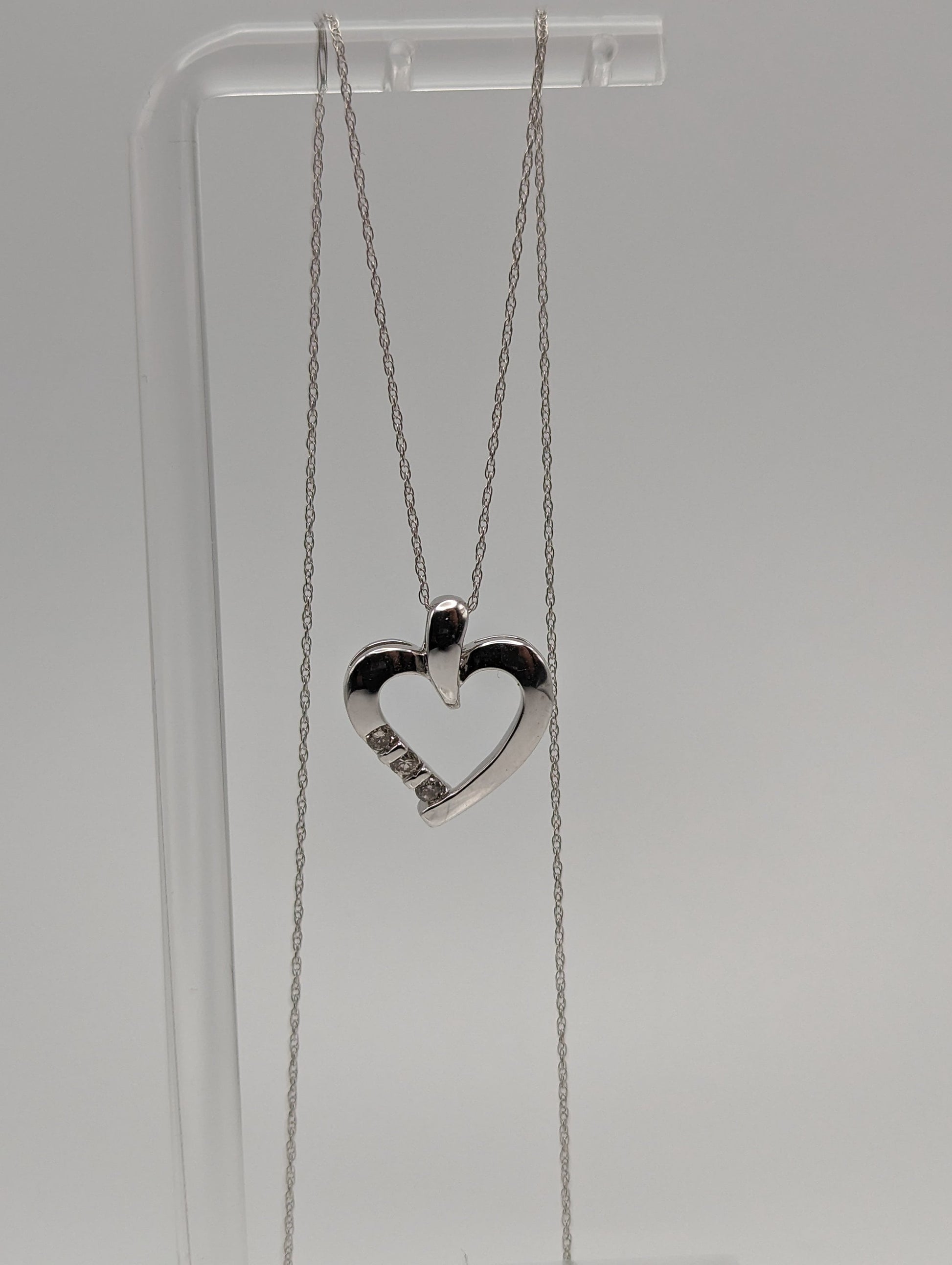 10K White Gold Diamond Heart Pendant w/Gold Chain. 10k Diamond Heart Pendant. 10k Heart Pendant. 10k Womens White Gold Heart Pendant.