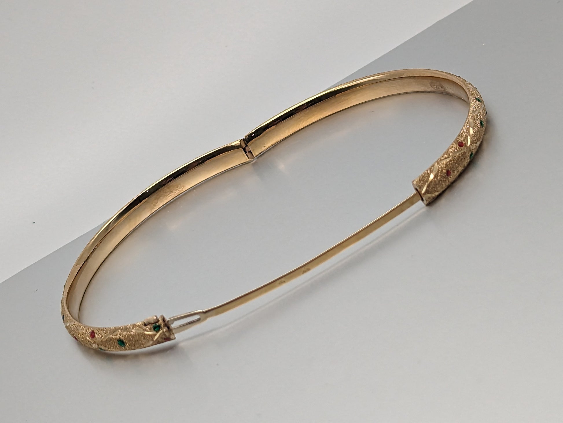 10K Yellow Gold Oval Hinge Bangle Dia Cut Textured Green/Blue/Red Dotted. 10k Yellow Gold Bangle