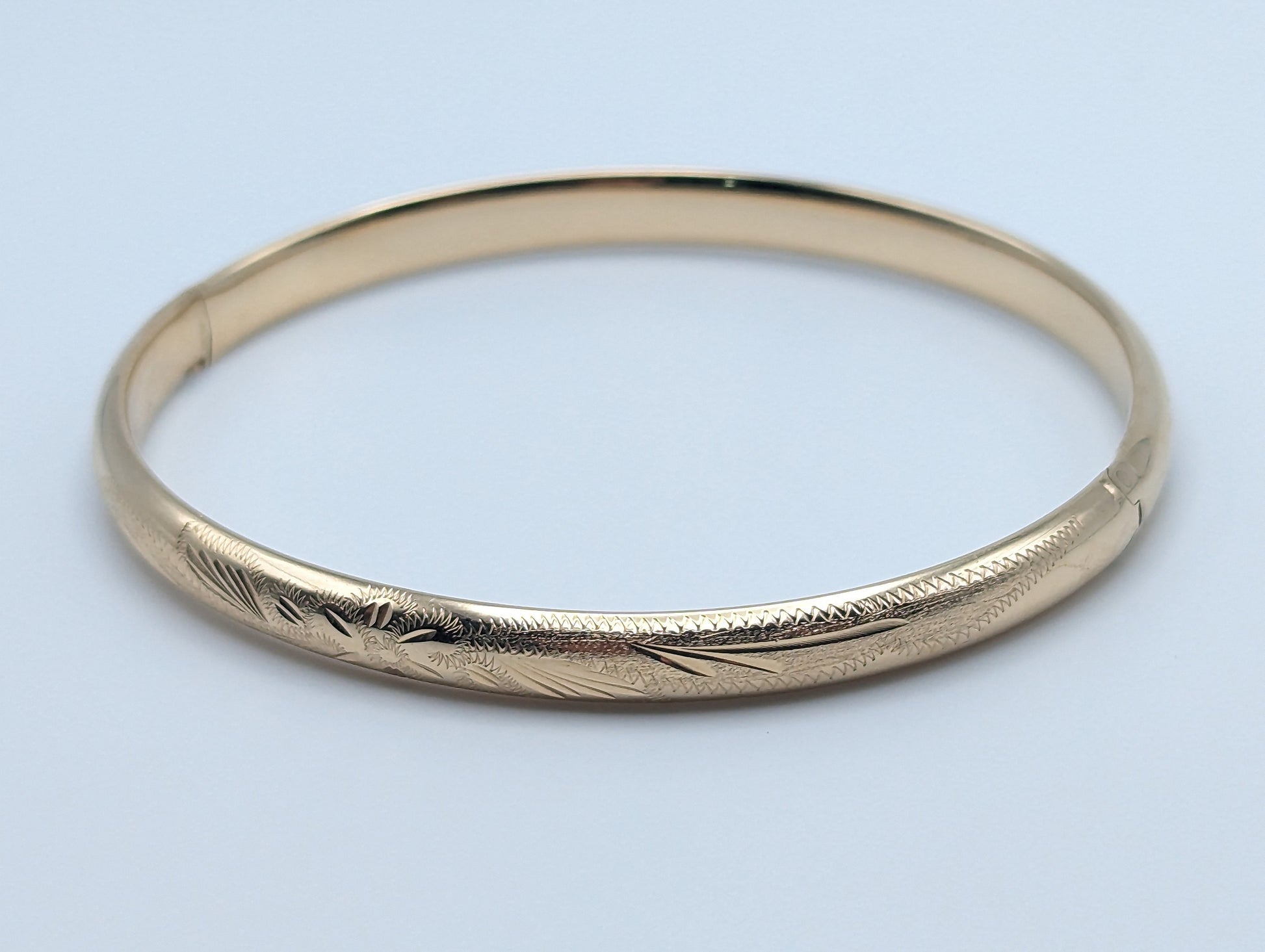 14K 8.5GR Yellow Gold 6mm Etched Floral Hinged Bangle Bracelet 9.5" 8.4g 14k Solid Gold Floral Bracelet.