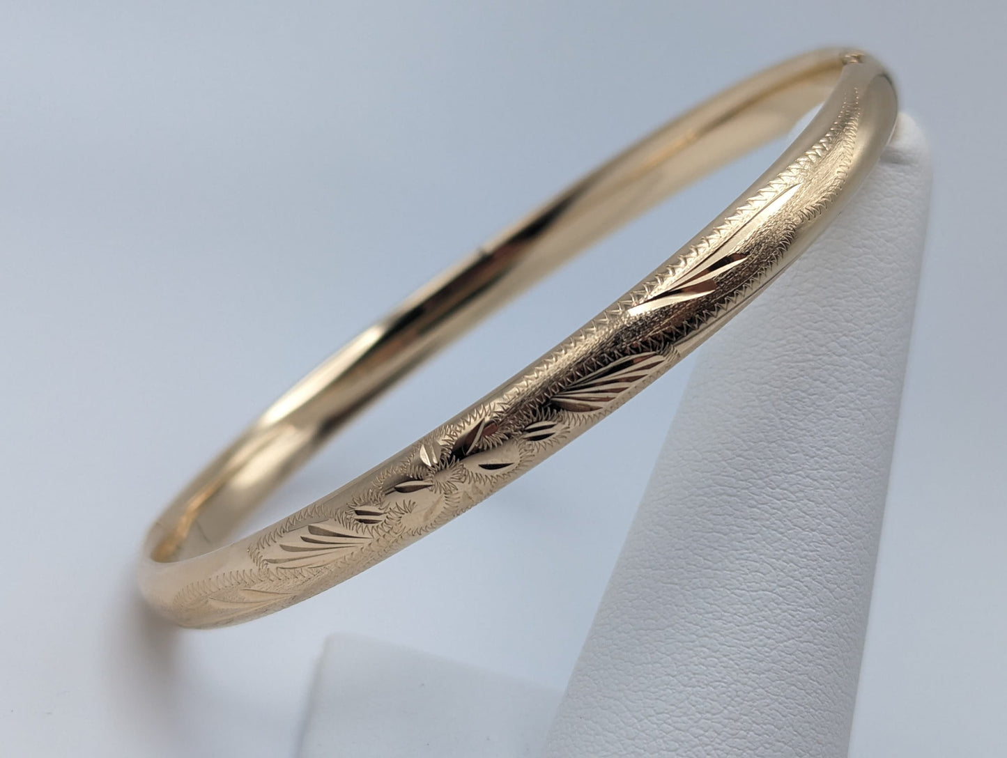 14K 8.5GR Yellow Gold 6mm Etched Floral Hinged Bangle Bracelet 9.5" 8.4g 14k Solid Gold Floral Bracelet.