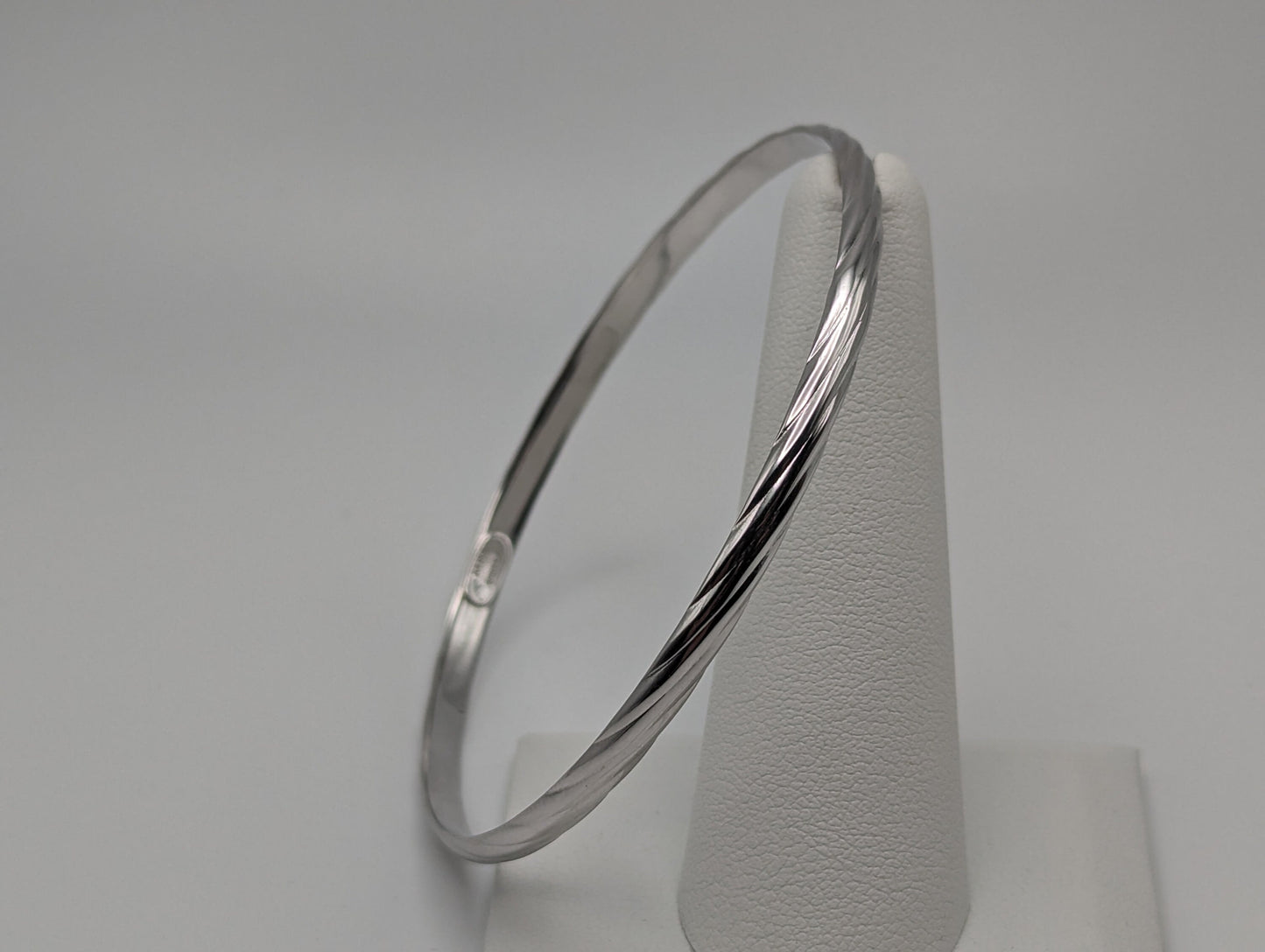 18K White Gold 3.8mm Etched Line Design Hinged Bangle Bracelet 8.5" 14k Solid Gold Floral Bracelet 6.1g