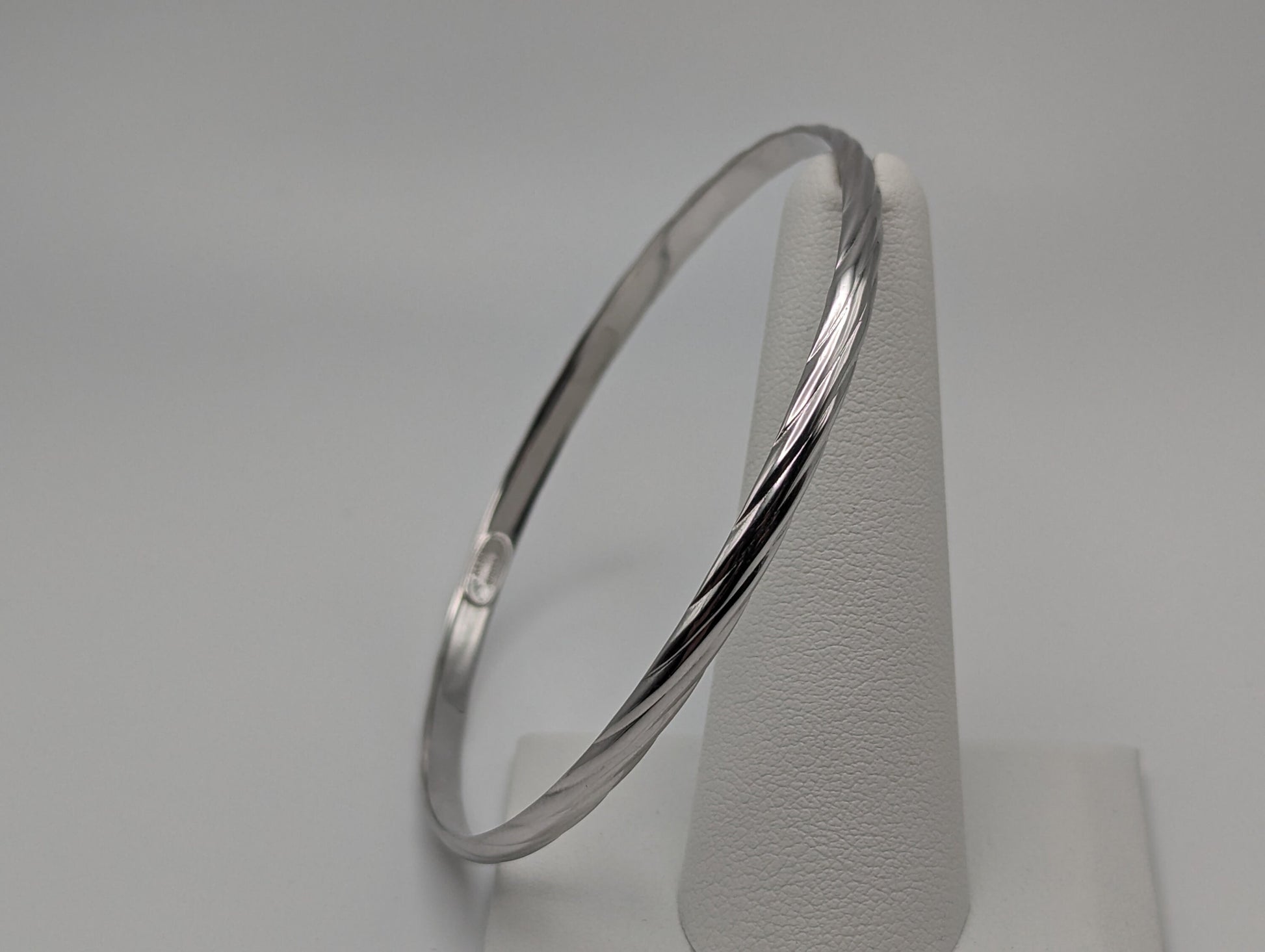 18K White Gold 3.8mm Etched Line Design Hinged Bangle Bracelet 8.5" 14k Solid Gold Floral Bracelet 6.1g