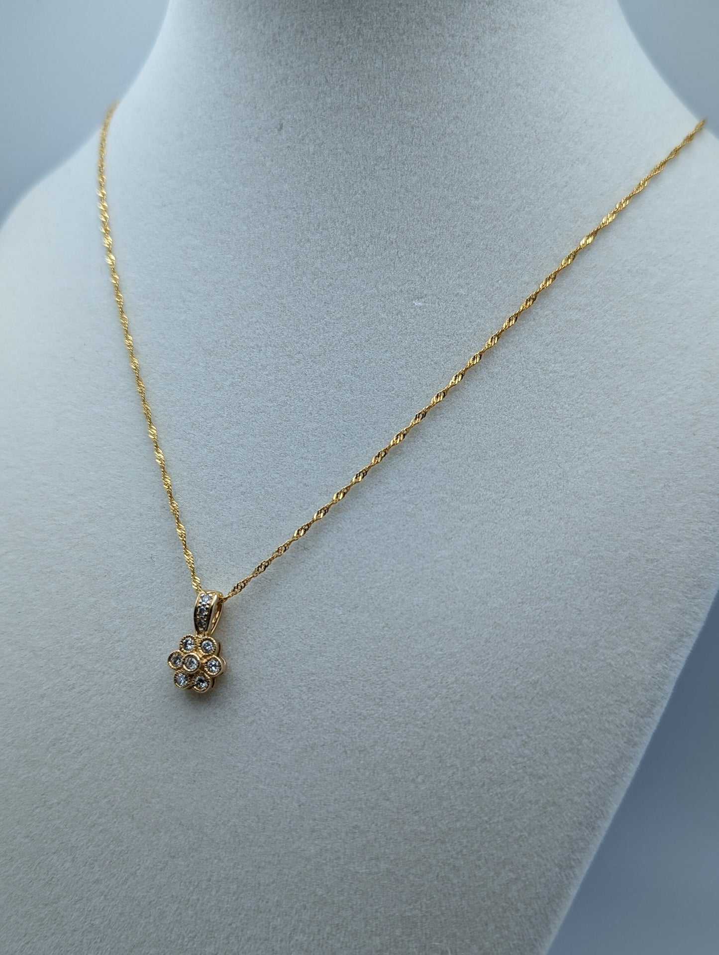 14k Flower .25ctw Diamond Pendant Necklace 18". 14k Yellow Gold Diamond Flower Chain. 14k Diamond Journey Flower Pendant.