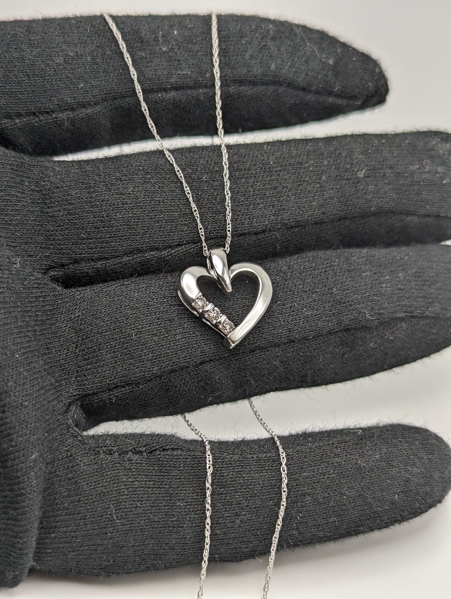 10K White Gold Diamond Heart Pendant w/Gold Chain. 10k Diamond Heart Pendant. 10k Heart Pendant. 10k Womens White Gold Heart Pendant.