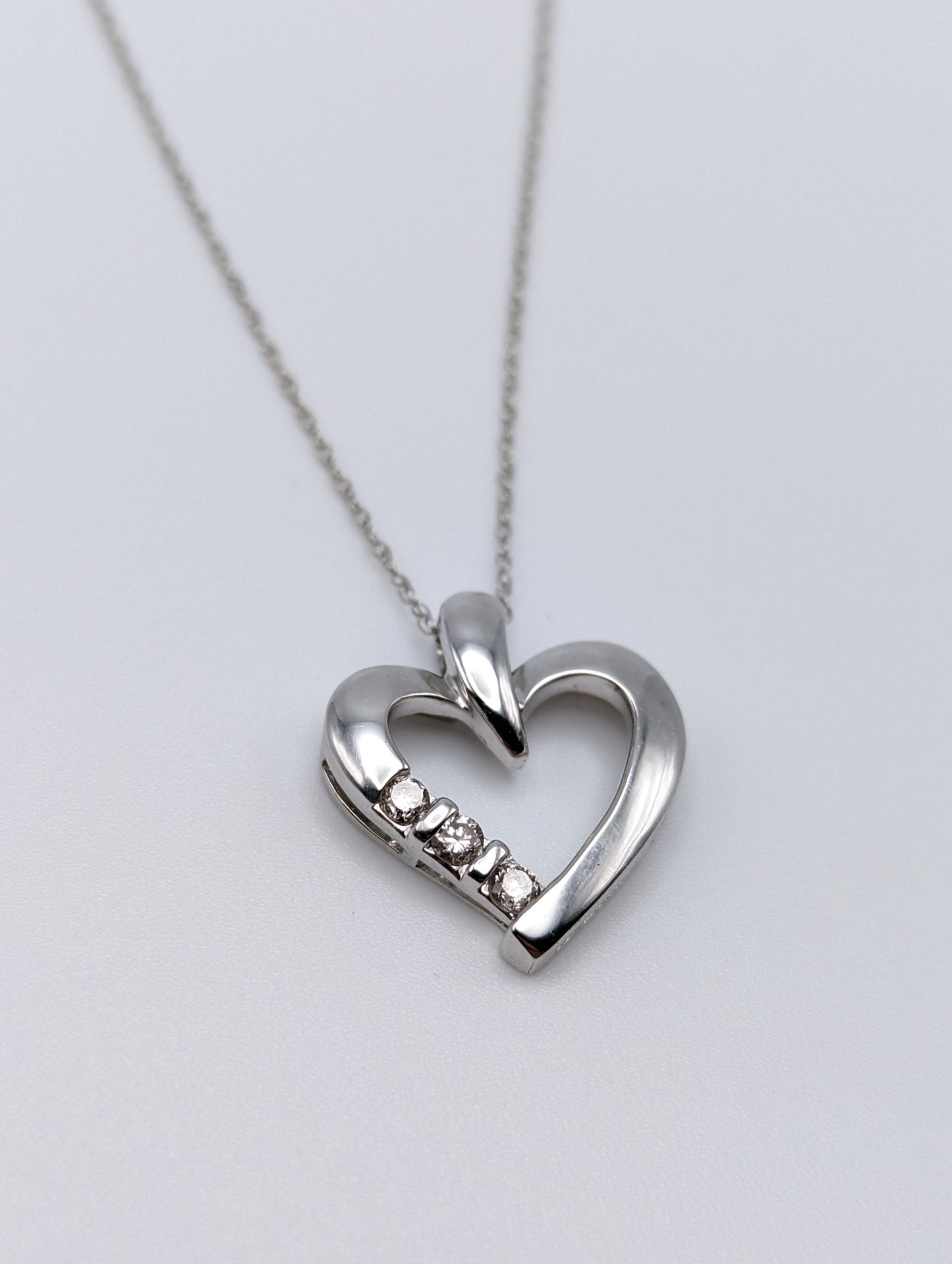 10K White Gold Diamond Heart Pendant w/Gold Chain. 10k Diamond Heart Pendant. 10k Heart Pendant. 10k Womens White Gold Heart Pendant.