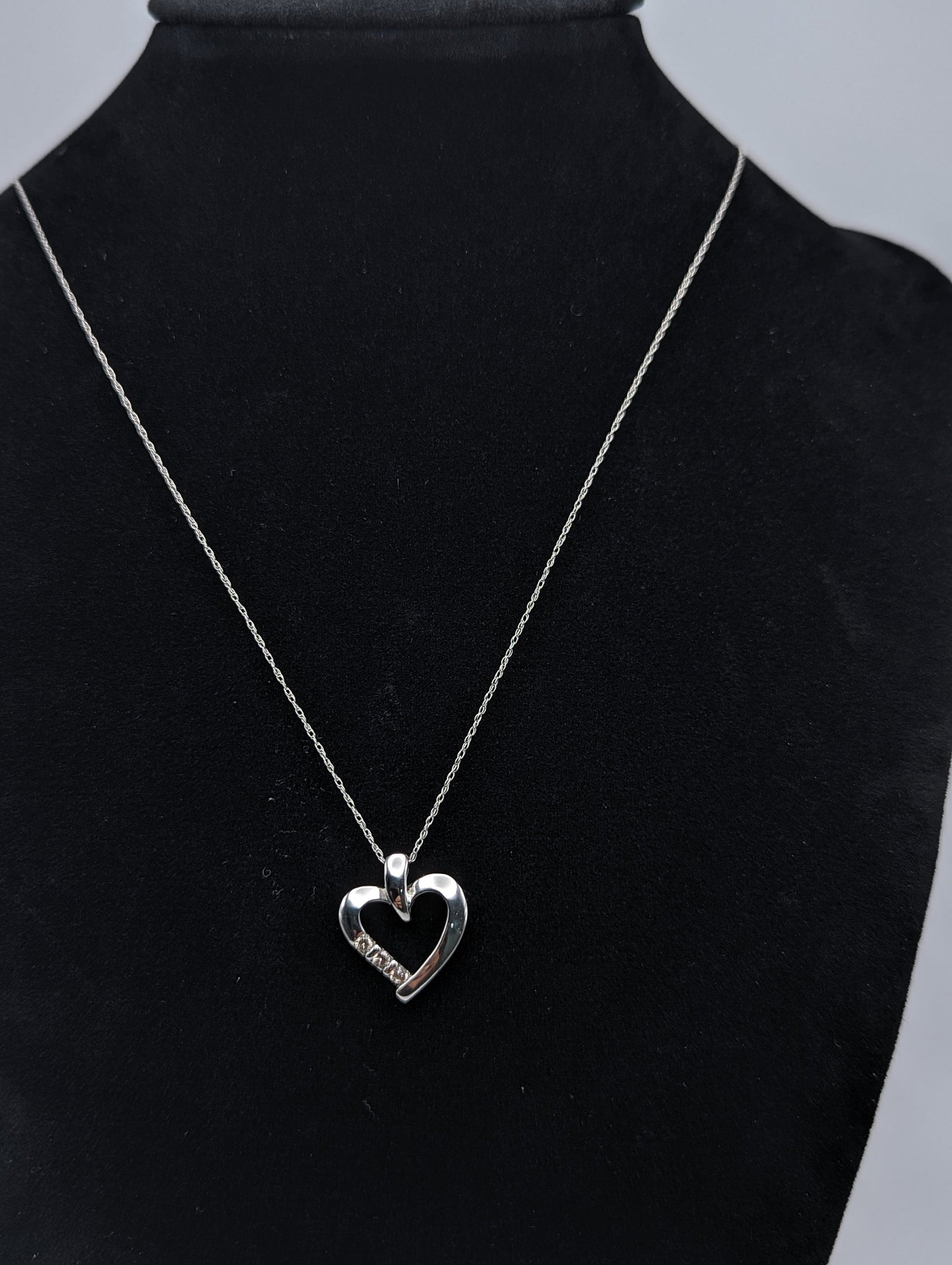 10K White Gold Diamond Heart Pendant w/Gold Chain. 10k Diamond Heart Pendant. 10k Heart Pendant. 10k Womens White Gold Heart Pendant.