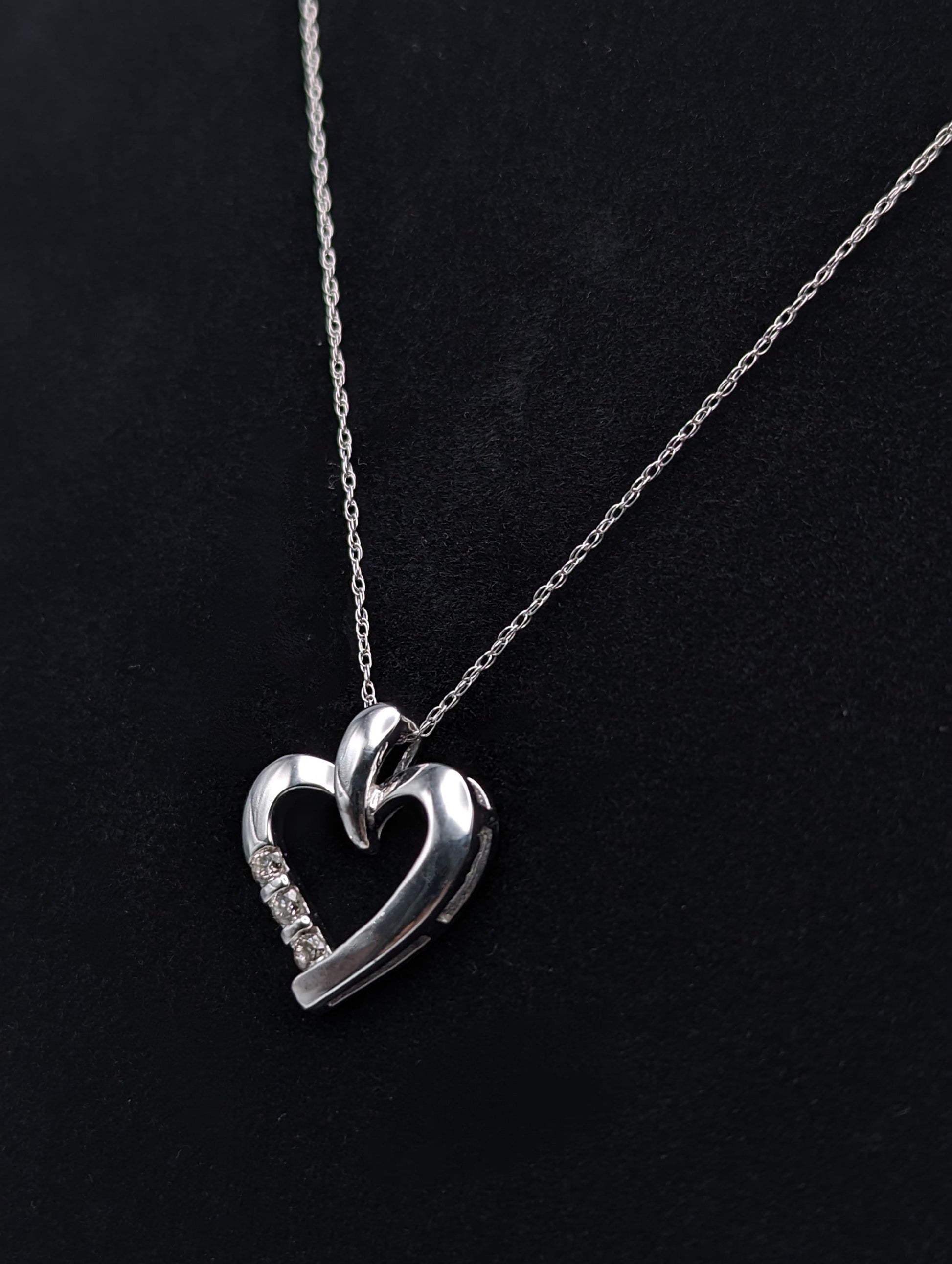 10K White Gold Diamond Heart Pendant w/Gold Chain. 10k Diamond Heart Pendant. 10k Heart Pendant. 10k Womens White Gold Heart Pendant.