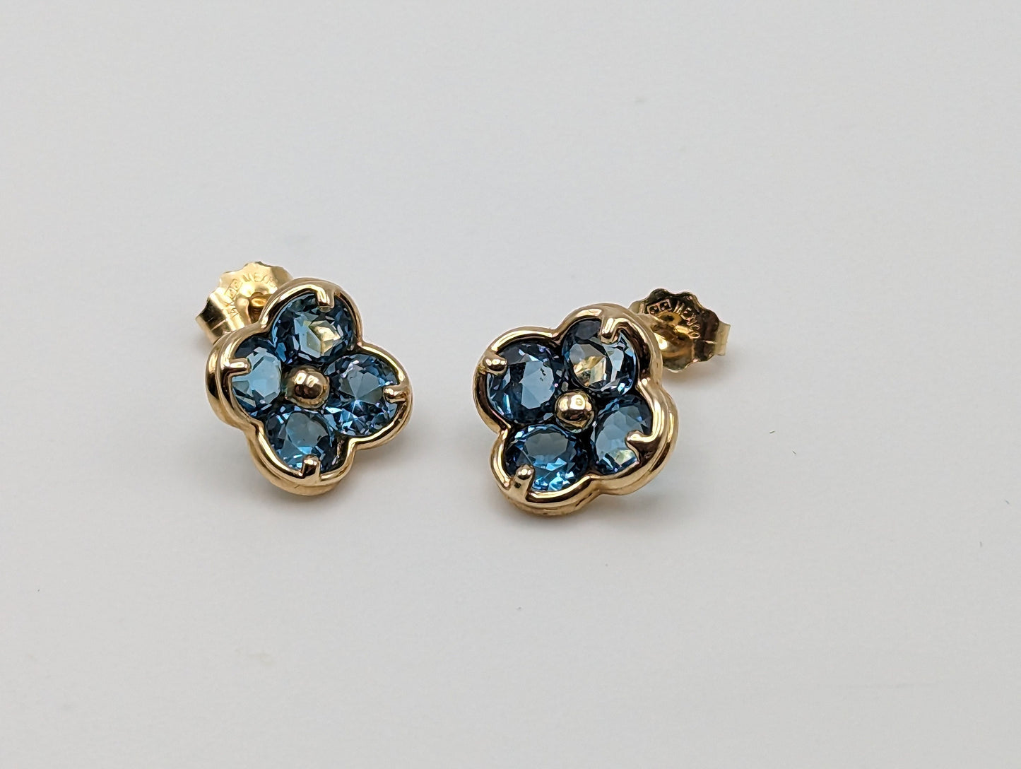 14k Gold Blue Topaz Daisy Flower Clover Earrings. 14k Yellow Gold Flower Earrings.