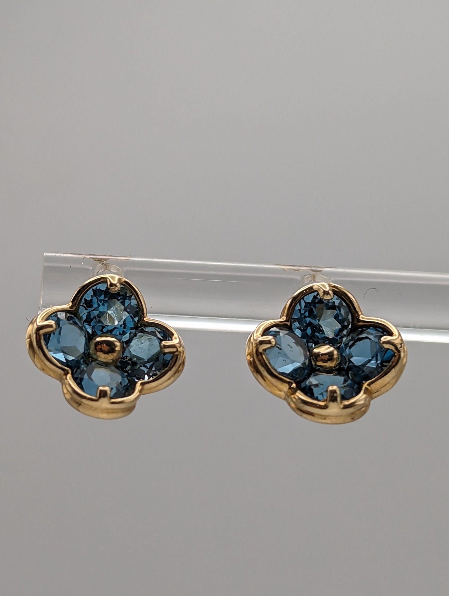 14k Gold Blue Topaz Daisy Flower Clover Earrings. 14k Yellow Gold Flower Earrings.