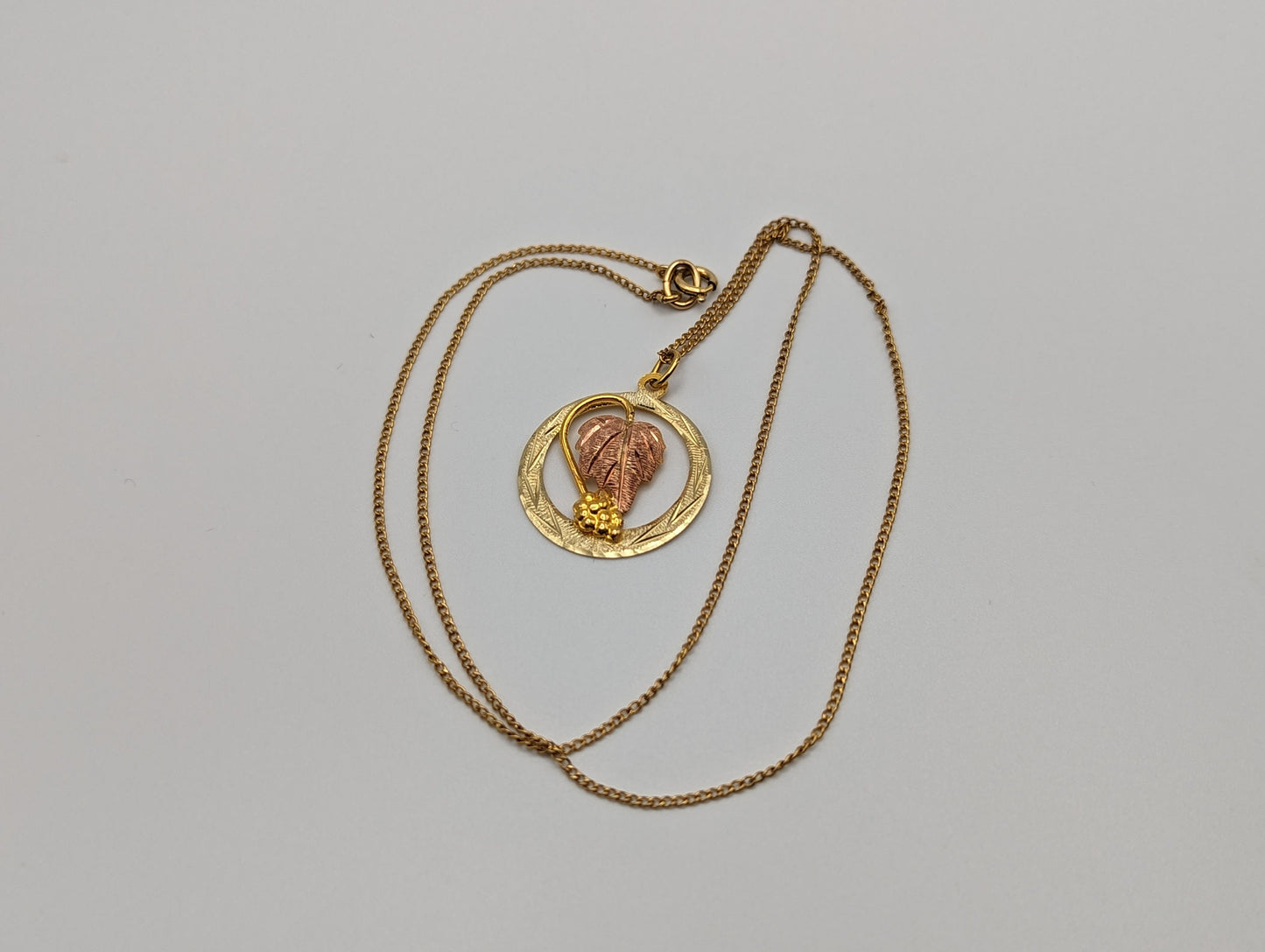 10k 12k Black Hills Rose Gold Leaf & Vine Round Pendant w Necklace 12K GF Chain. 10k Black Hills Gold Vine Necklace Pendant