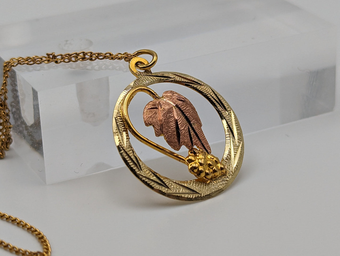 10k 12k Black Hills Rose Gold Leaf & Vine Round Pendant w Necklace 12K GF Chain. 10k Black Hills Gold Vine Necklace Pendant