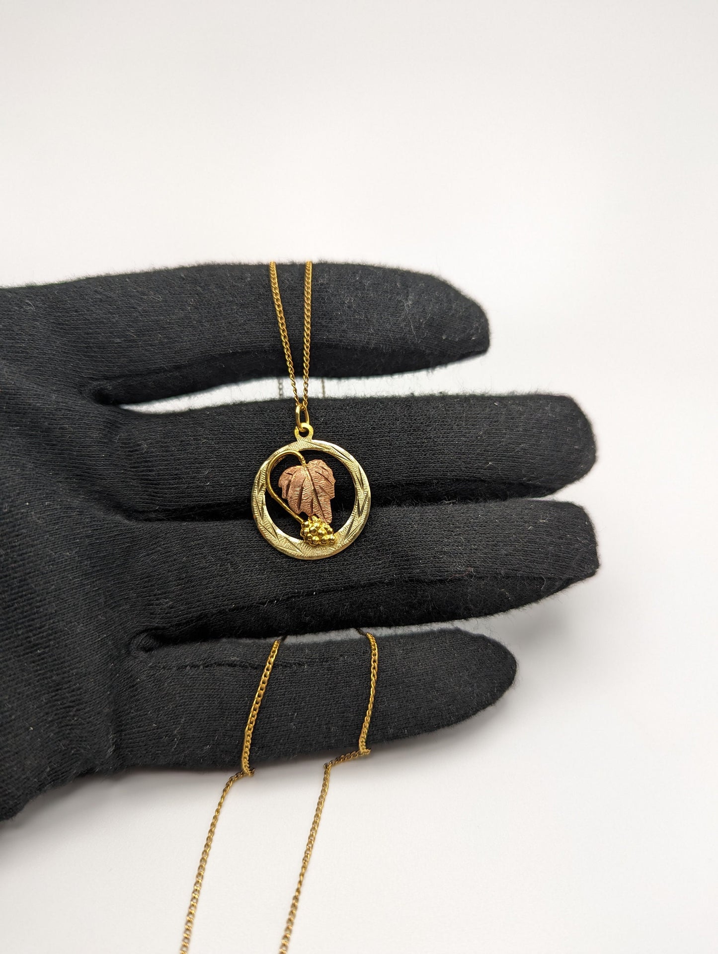 10k 12k Black Hills Rose Gold Leaf & Vine Round Pendant w Necklace 12K GF Chain. 10k Black Hills Gold Vine Necklace Pendant