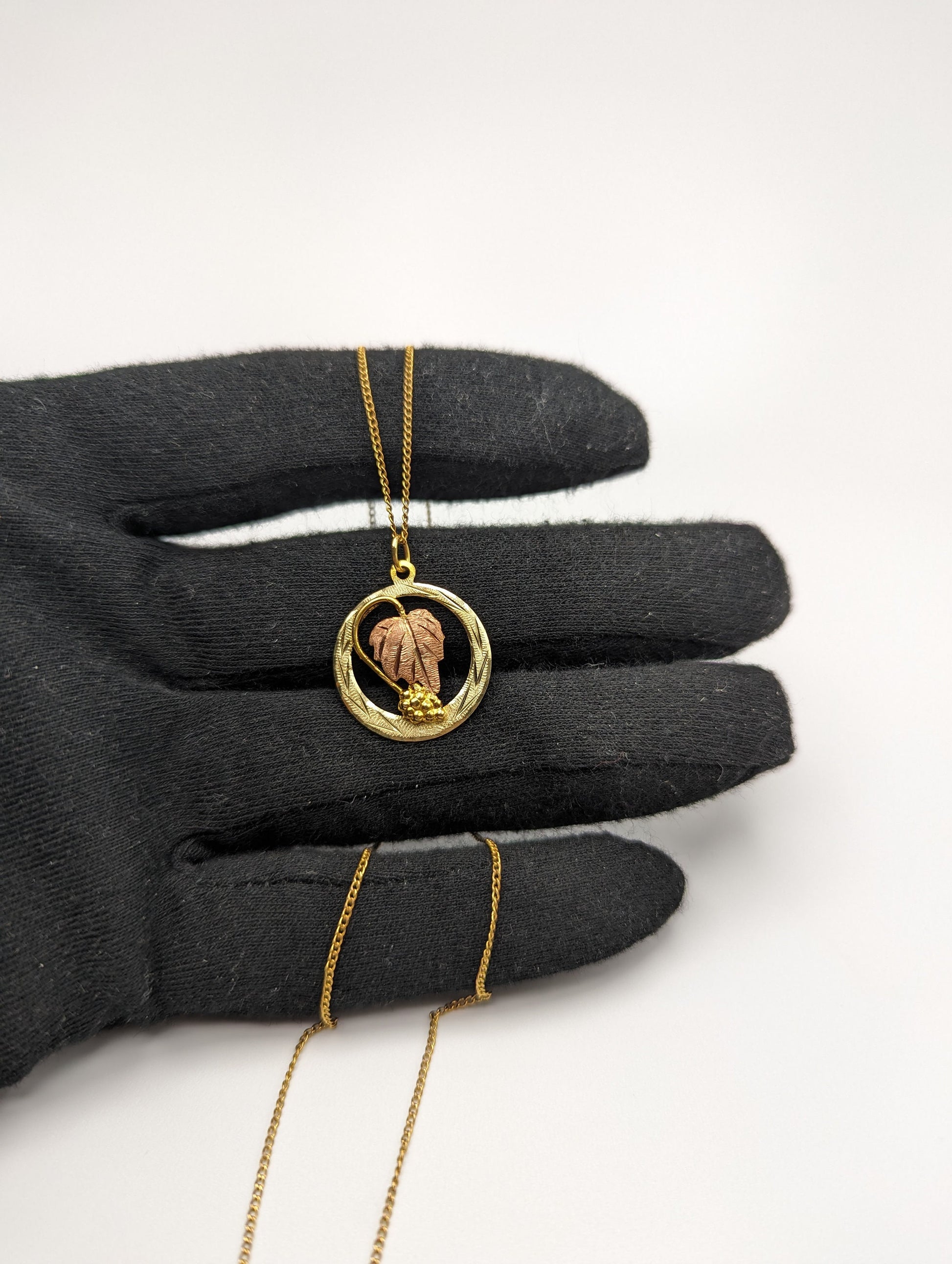 10k 12k Black Hills Rose Gold Leaf & Vine Round Pendant w Necklace 12K GF Chain. 10k Black Hills Gold Vine Necklace Pendant