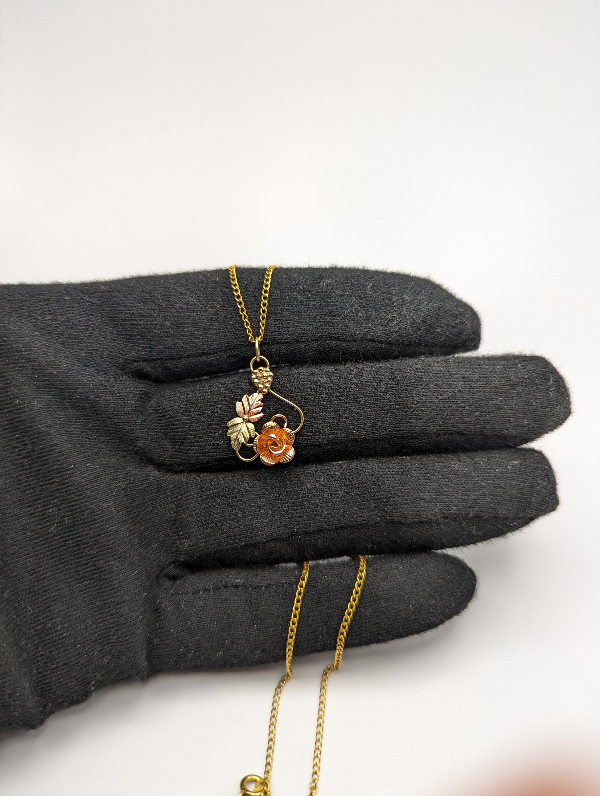 10k 12k Black Hills Rose Gold Leaf & Vine Pendant w Necklace 12K GF Chain. 10k Black Hills Gold Rose Vine Necklace Pendant