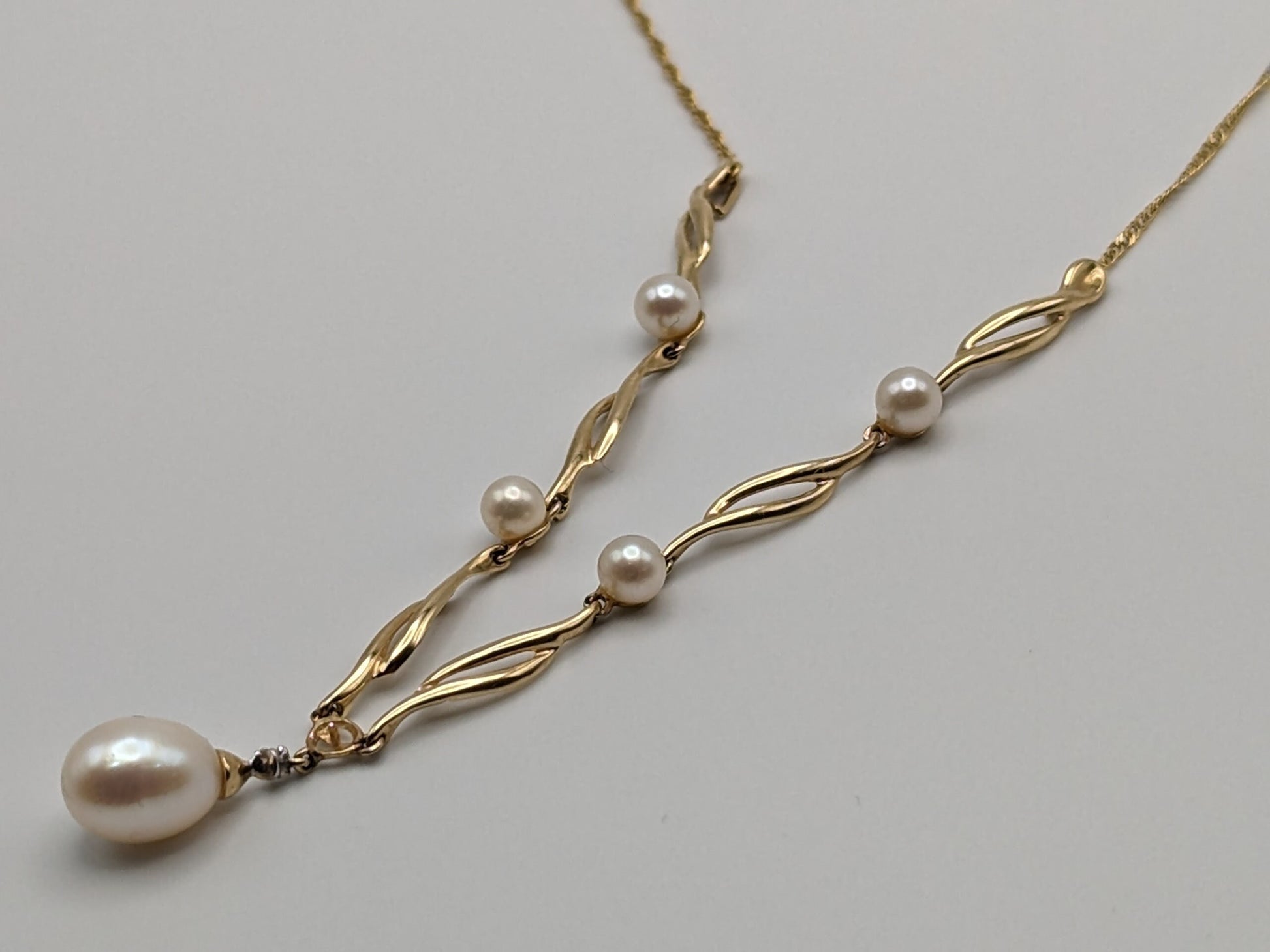 10k Gold Diamond Pearl Drop Lavalier Necklace Womens Pearl Diamond Pendant + 10k Gold 17" Chain.