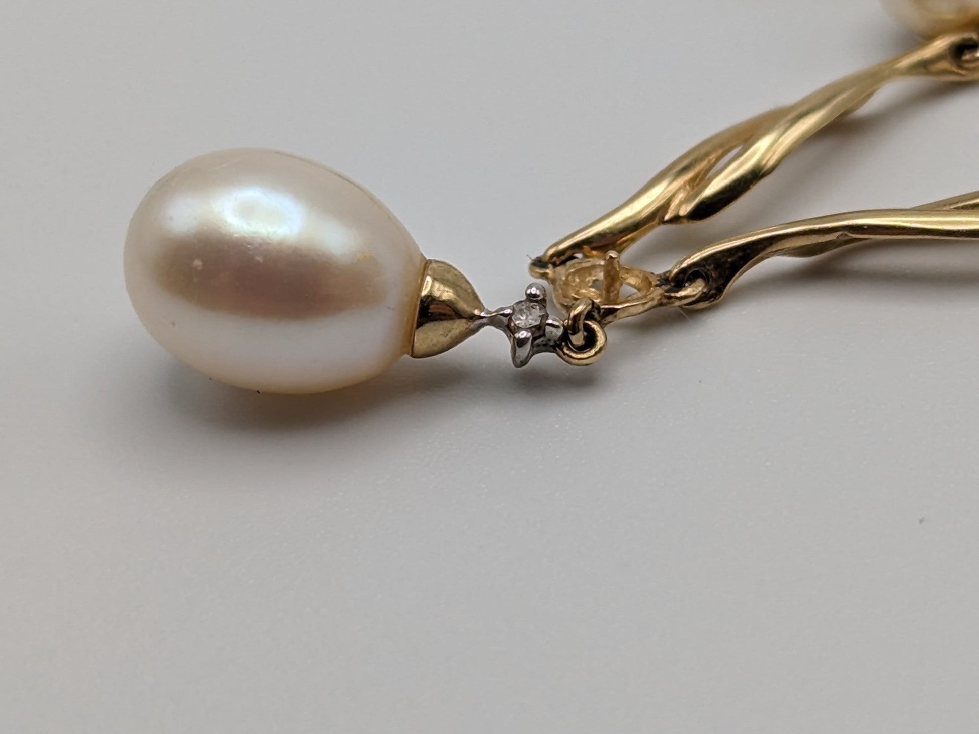 10k Gold Diamond Pearl Drop Lavalier Necklace Womens Pearl Diamond Pendant + 10k Gold 17" Chain.