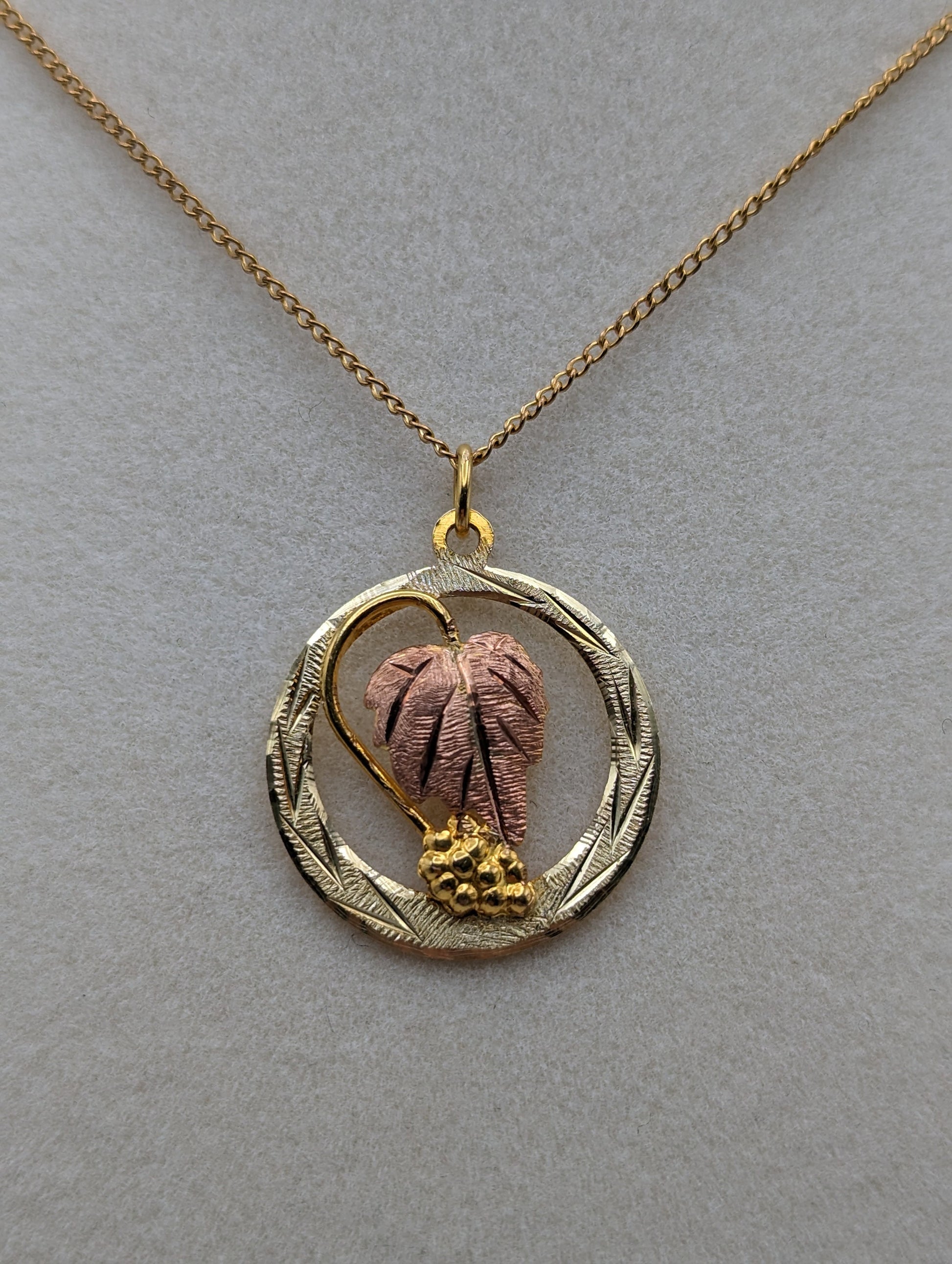 10k 12k Black Hills Rose Gold Leaf & Vine Round Pendant w Necklace 12K GF Chain. 10k Black Hills Gold Vine Necklace Pendant