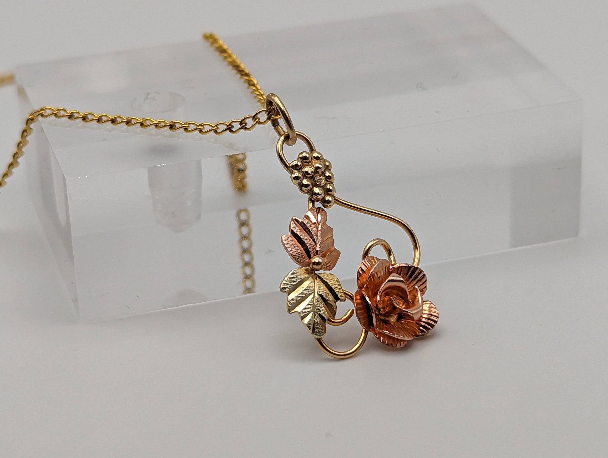 10k 12k Black Hills Rose Gold Leaf & Vine Pendant w Necklace 12K GF Chain. 10k Black Hills Gold Rose Vine Necklace Pendant