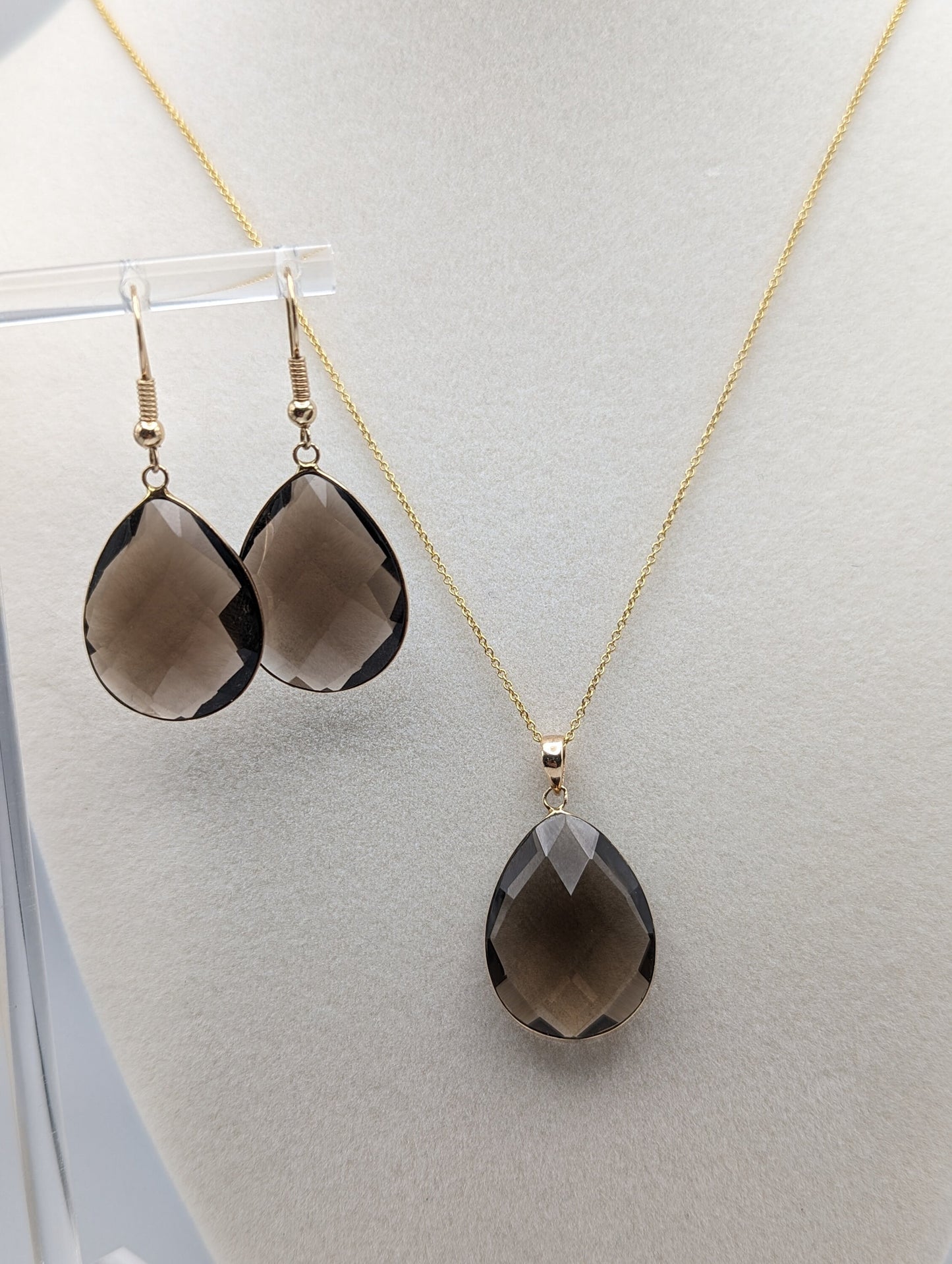 14k Brown Smoky Topaz Pear Shape Earrings. 14k Yellow Gold Topaz Dangel Earrings.