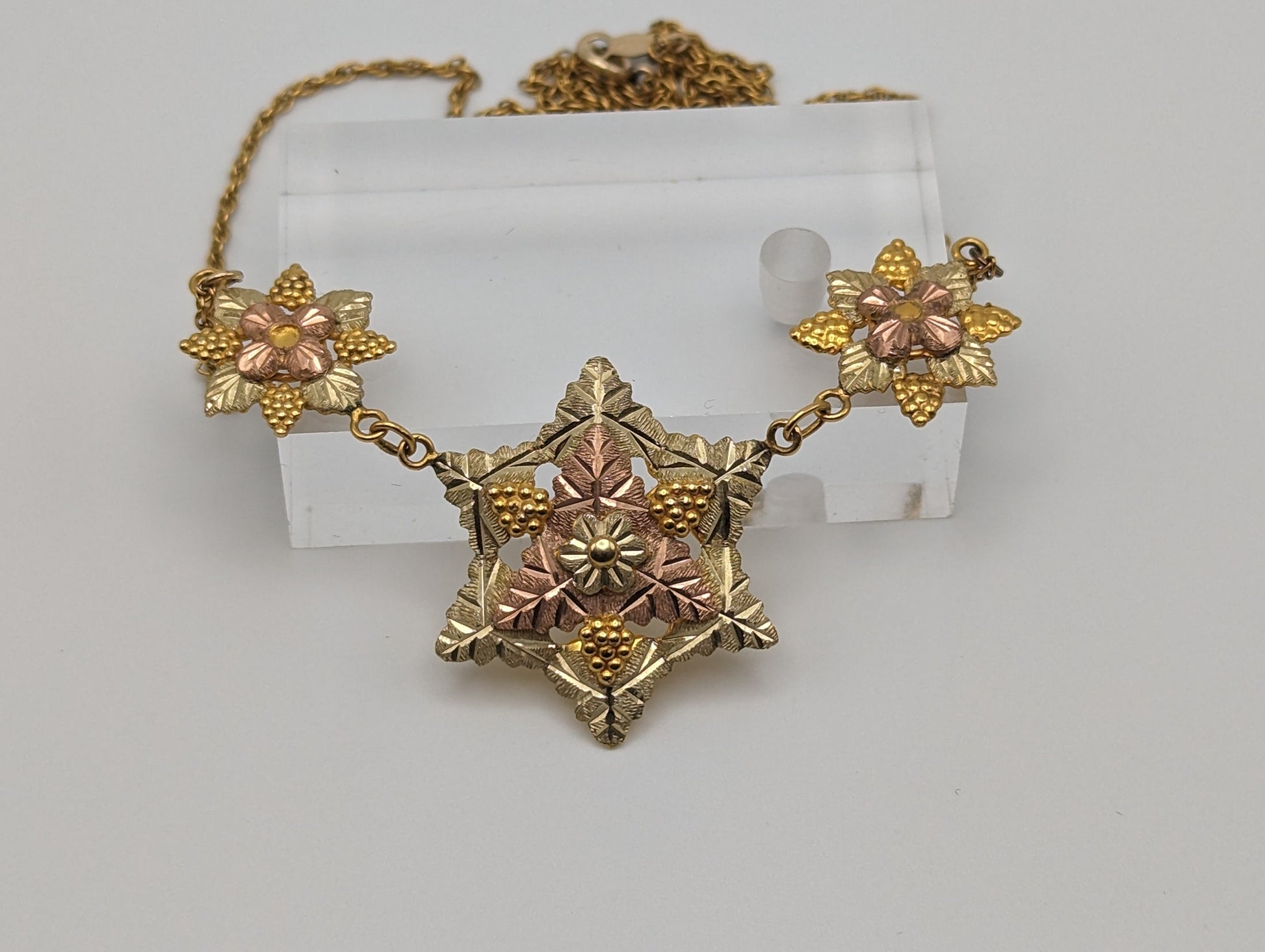 10k 12k Very Large Black Hills Green Rose Gold Leaf & Vine Pendant w Necklace Chain. 10k Black Hills Gold Vine Necklace Pendant