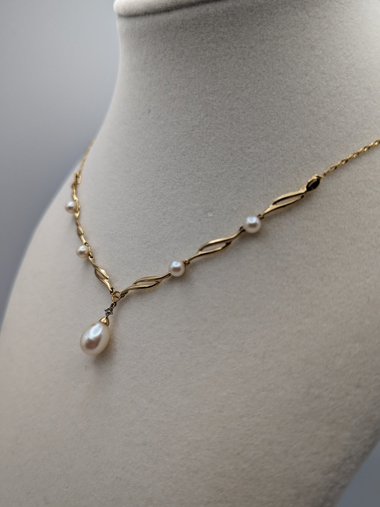 10k Gold Diamond Pearl Drop Lavalier Necklace Womens Pearl Diamond Pendant + 10k Gold 17" Chain.