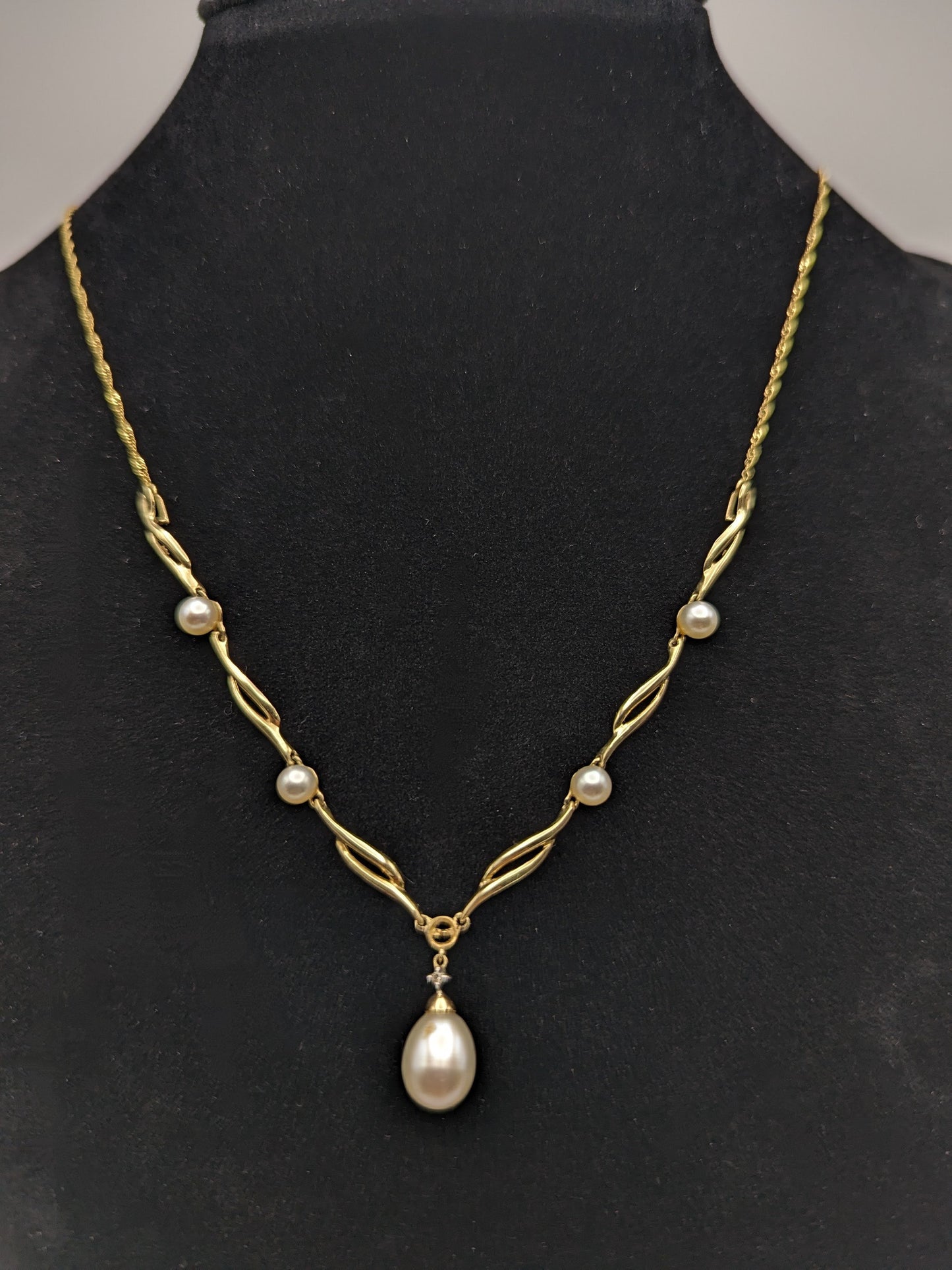 10k Gold Diamond Pearl Drop Lavalier Necklace Womens Pearl Diamond Pendant + 10k Gold 17" Chain.